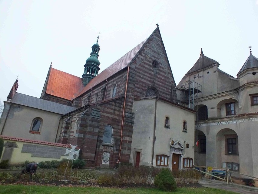 Trwa remont dachu kościoła w Wąchocku [ZDJECIA]