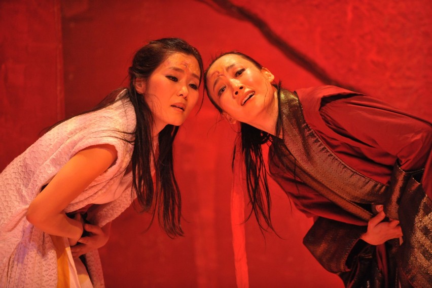 Spektakl koreańskiego teatru z Seulu "Medea i jej sobowtór" pokazany na scenie Teatru Powszechnego w Radomiu