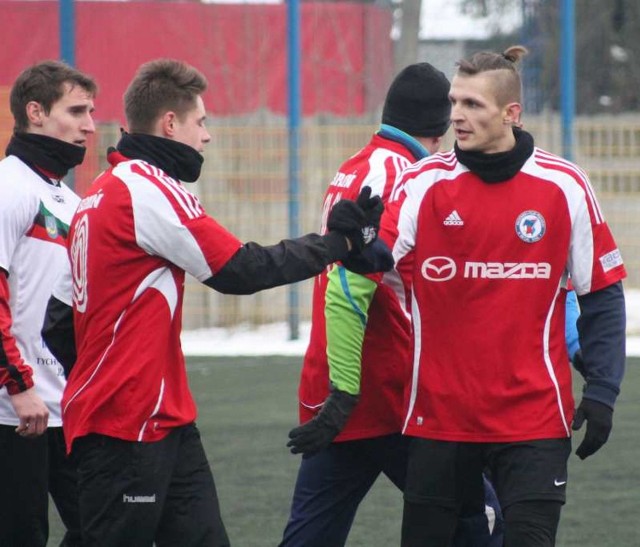 Damian Kupisz (z prawej), testowany zawodnik Broni