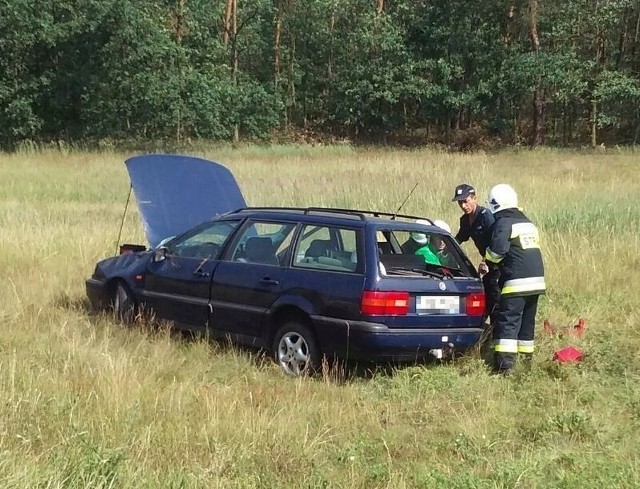 Do wypadku doszło dziś przed godziną 10.00. Kierująca samochodem volkswagen passat zjechała nagle do rowu. Jak się okazało 35-latka była nietrzeźwa, badanie wykazało, że ma 2,3 promila alkoholu we krwi. Kierująca została ranna. Na miejsce wezwano pogotowie lotnicze, które odtransportowało kobietę do Wojewódzkiego Centrum Medycznego w Opolu. Samochodem jechała też 8-letnia dziewczynka. Na szczęście nic poważnego jej się nie stało.