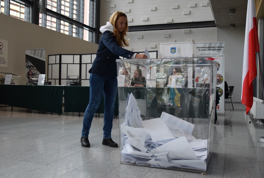 Wybory samorządowe 2018. Mieszkańcy Oświęcimia licznie ruszyli do urn. Głosował też Janusz Chwierut [ZDJĘCIA]