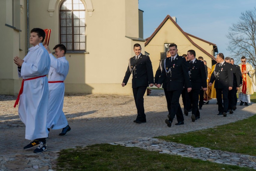 Msza Wieczerzy Pańskiej i obrzęd obmycia nóg 12 mężczyznom w parafii świętego Michała Archanioła w Daleszycach