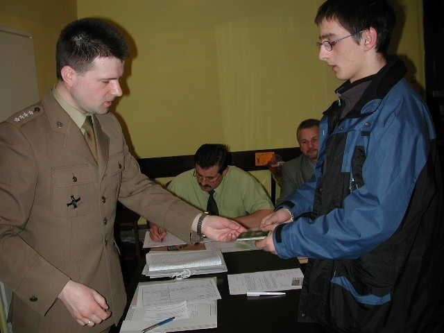 Arkadiusz Zgid ze Smard Dolnych dostał kategorię A, ale do wojska na razie nie pójdzie, bo się uczy. W komisji poborowej zasiadają: kapitan Paweł Horwat, Marek Orzeł i Jan Myślecki.