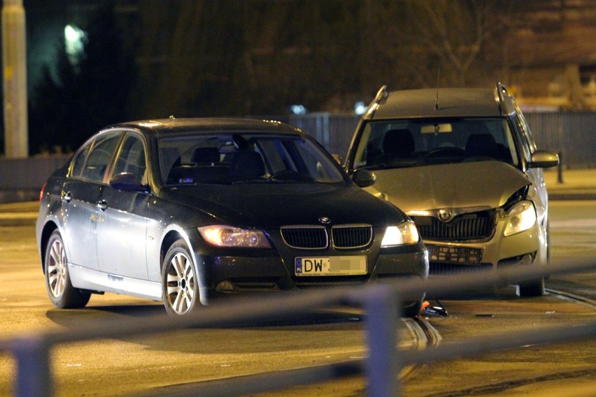 Zderzenie bmw i skody na pl. Jana Pawła II. Są utrudnienia w ruchu (ZDJĘCIA)