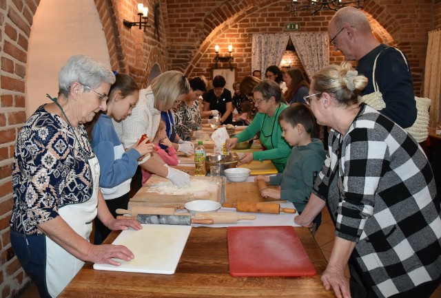 Zobaczcie w galerii zdjęcia z międzypokoleniowego lepienia pierogów w restauracji na zamku w Golubiu-Dobrzyniu