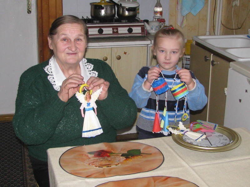 Pani Barbara Makarewicz uczy robienia ozdób swoją wnuczkę...