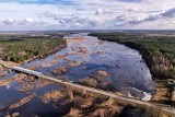 "Narew wciąż płynie szeroko". Bajeczne rozlewiska Polskiej Amazonki przy "wędrującym moście", w okolicach Strabli i Koźlik