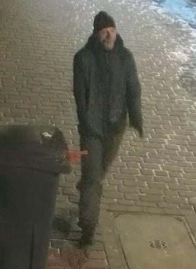 Ukradł między innymi kartę bankomatową. Policja Śląska opublikowała wizerunek mężczyzny, podejrzewanego o kradzież