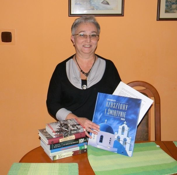Główną nagrodą w konkursie literackim było siedem książek, które Maria Judejko z Tarnobrzega prezentuje z dumą.