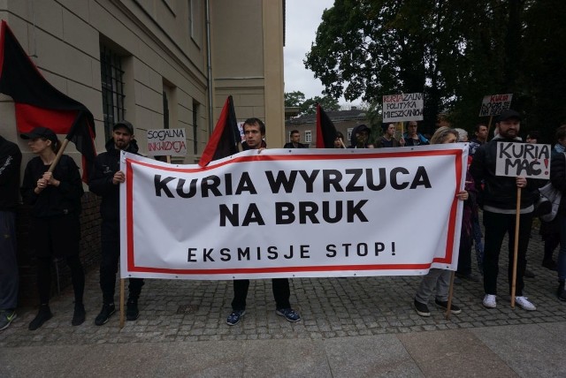 Pikieta przed kurią w obronie zadłużonej rodziny