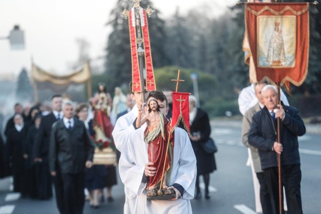 Zobacz godziny Wigilii Paschalnej i mszy rezurekcyjnych w Poznaniu Przejdź dalej -->