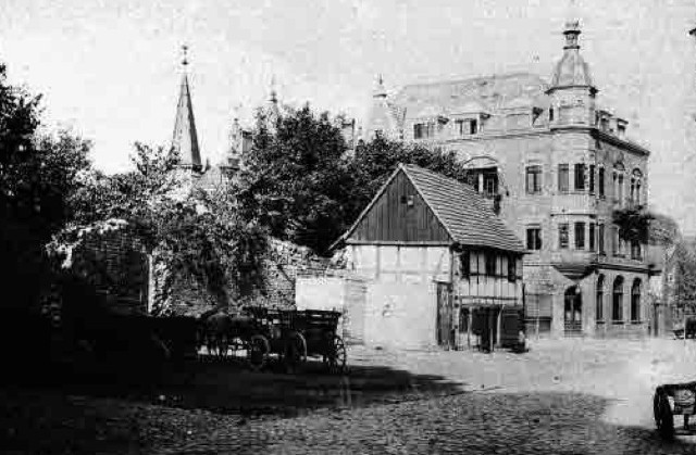 Koniec XIX wieku. Choć już przebito Bramę Kolejową i wybudowano nowe efektowne kamienice, przy ulicy Murarskiej wciąż jeszcze stały stare domki przyklejone do wciąż stojących murów.