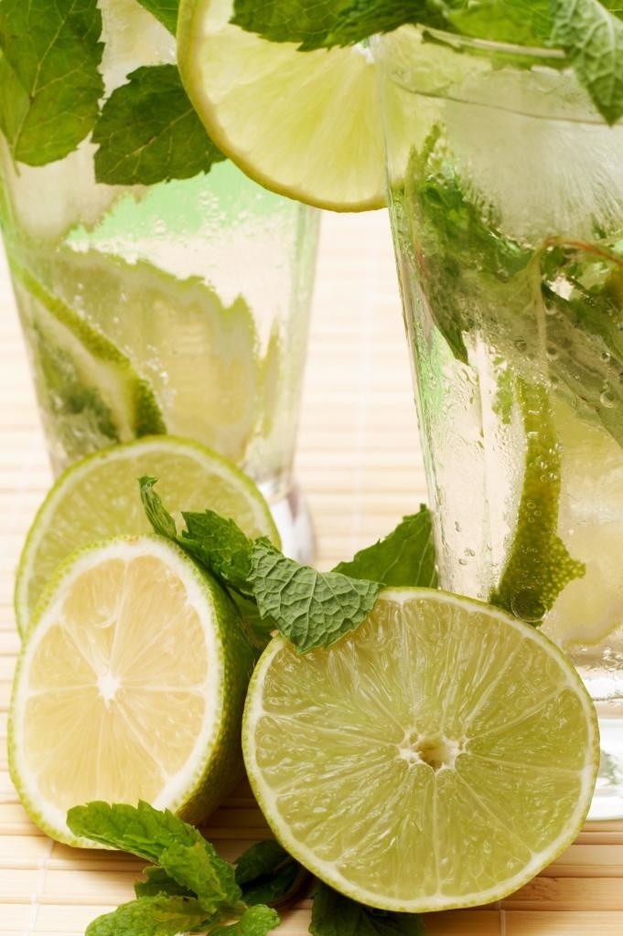 Limonka jest świetnym dodatkiem do napojów - od zwykłej wody...