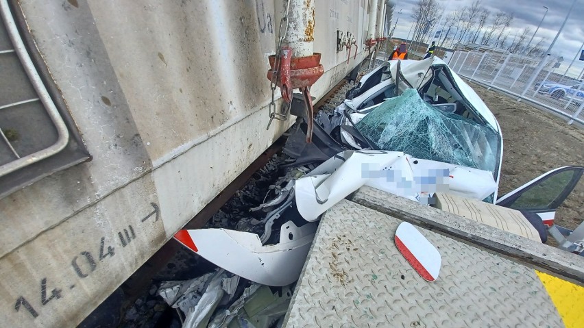 Wypadek osobówki z pociągiem towarowym w Nadolicach Małych. O włos od tragedii! [ZDJĘCIA]