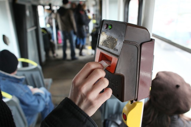 Bilet należy skasować niezwłocznie po wejściu do tramwaju i autobusu. 13-latek twierdzi, że mu to uniemożliwiono