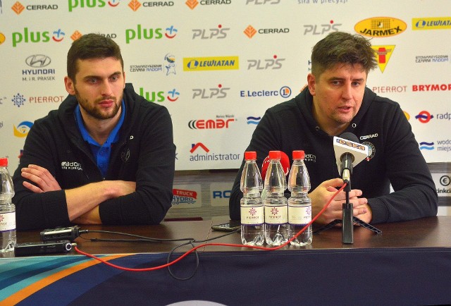 Michał Ostrowski (od lewej) i trener Robert Prygiel na przedmeczowej konferencji prasowej.