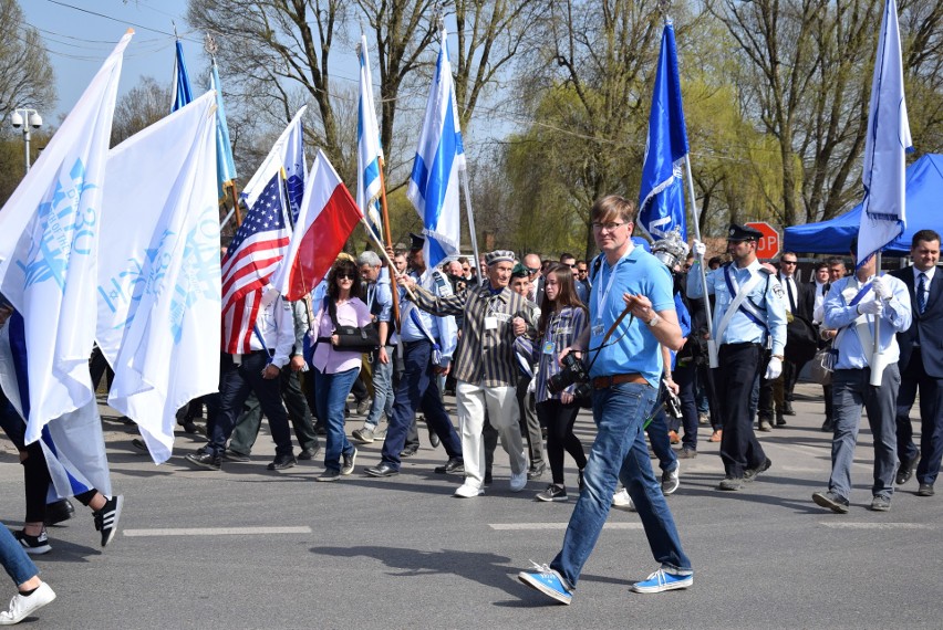 Marsz Żywych w  Oświęcimiu. Prezydent Polski i Izraela szli ramię w ramię z ocalonymi z Zagłady i tysiącami ludzi z całego świata 