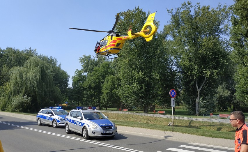 Wypadek motocyklisty w Łowiczu. Ranny motocyklista został przetransportowany śmigłowcem do Łodzi [ZDJĘCIA]