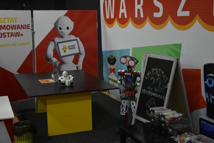 Ponad 70 interaktywnych robotów na wystawie „RoboPark” w „Centralu 2”. Rozmawiają, żartują, serwują kawę, bawią się z dziećmi