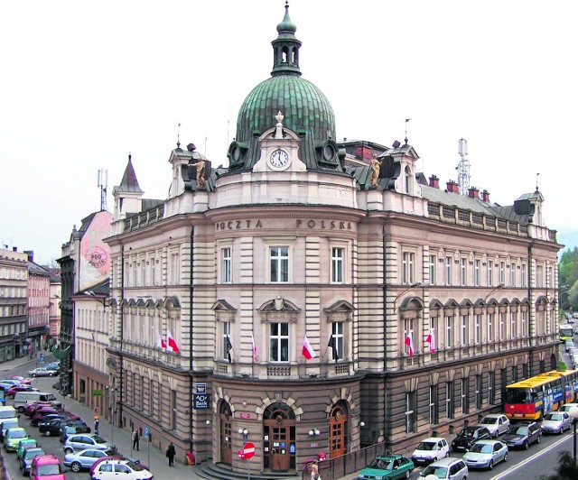 Bielsko-Biała. Gmach neobarokowej poczty wzniesiono w latach 1897-1898 według  projektu Karola Korna, architekta związanego głównie z Bielskiem (zaprojektował także np. dworzec kolejowy, hotel President, budynek straży pożarnej, sądu i wiele innych)