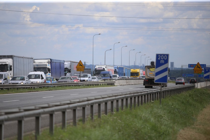 Wypadek tira na autostradzie A4 w Gliwicach. TIR przewrócił...