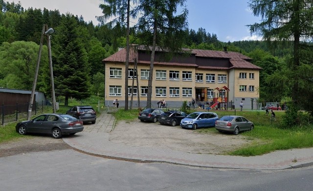 Batalia o pozostanie Szkoły Podstawowej nr 2 w Szczawie trwała kilka lat. Teraz w budynku mają powstać mieszkania socjalne i ośrodek dla dzieci niepełnosprawnych