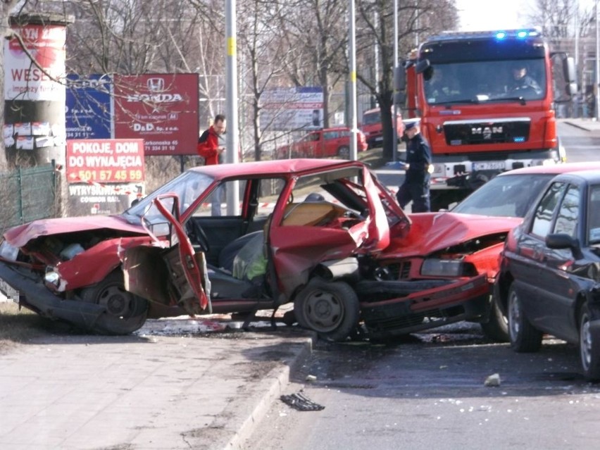 Wypadek na trasie Wrocław - Środa Śląska. BMW wjechało w inne auto [ZDJĘCIA]