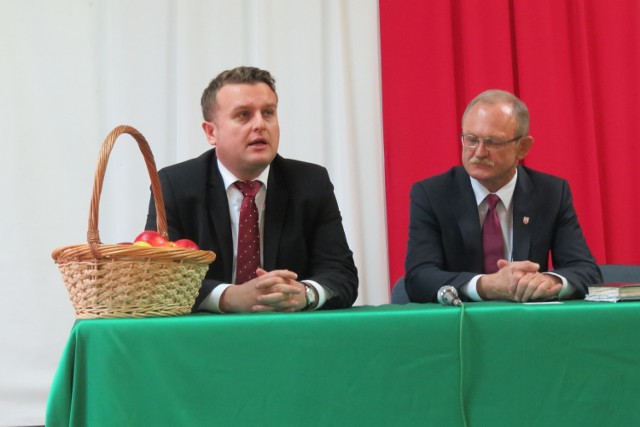 Minister Tomasz Jędrzejczak (z lewej) i burmistrz Andrzej Cieśla