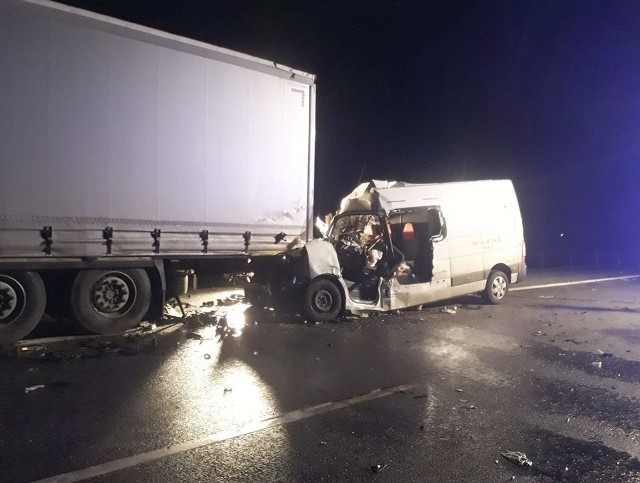 Tragedia wydarzyła się tuż po p&oacute;łnocy na 144 km autostrady A1, na wysokości m. Kopanino w kierunku Gdańska. Zginęła jedna osoba, a dwie zostały ranne. Jeden z kierowc&oacute;w jechał pod prąd!Czytaj więcej o wypadku na kolejnych slajdach ----&gt;Stop Agresji Drogowej. Odcinek 5&lt;script class=&quot;XlinkEmbedScript&quot; data-width=&quot;854&quot; data-height=&quot;480&quot; data-url=&quot;//get.x-link.pl/884dc493-664c-e08f-175d-878d71c99e6e,d81cac5b-a5ce-ad37-6629-c45e336f3718,embed.html&quot; type=&quot;application/javascript&quot; src=&quot;//prodxnews1blob.blob.core.windows.net/cdn/js/xlink-i.js?v1&quot;&gt;&lt;/script&gt;&lt;/center&gt;