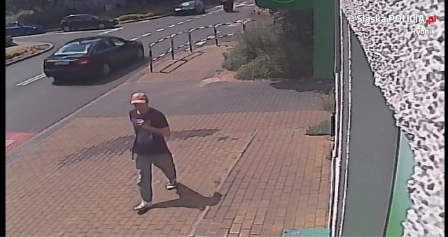Ten mężczyzna jest podejrzewany o kradzież roweru Zobacz kolejne zdjęcia. Przesuwaj zdjęcia w prawo - naciśnij strzałkę lub przycisk NASTĘPNE
