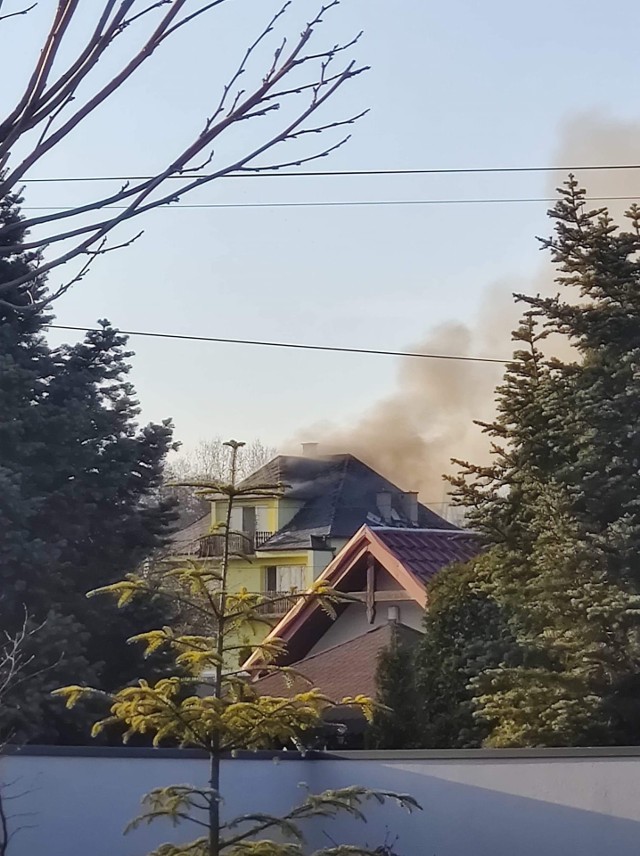 Pożar domu w Dąbrowie Szlacheckiej w gminie Czernichów. Na pomoc wezwano liczne jednostki straży OSP i PSP
