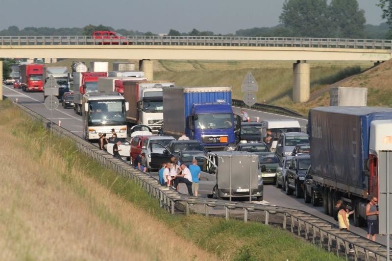 Wypadek na A4, 12.06.2015, autobus wiozący dzieci zderzył...