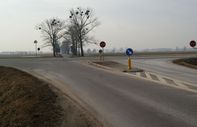 Skrzyżowaniu dróg wojewódzkich 401 i 385. Dochodzi tu do weielu wypadków i kolizji.