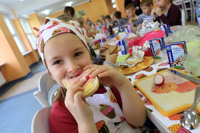 W szkołach dzieci wspólnie spożywają posiłki