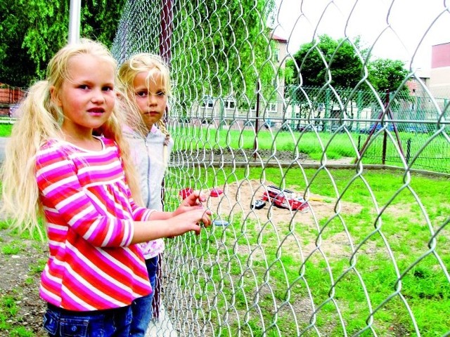 Mamy Anetki i Nikoliny (z prawej) przyznają, że nie zostawiłyby swoich pociech w takim  miejscu. Same dziewczynki też nie były zachwycone nietypowym placem zabaw.