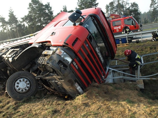 Kilka godzin trwało wypompowanie paliwa, ze studzieni koło autostrady.