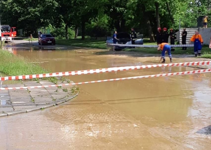 Wielka awaria wodociągowa na Górnej. Woda w Domu Opieki Społecznej i w Biedronce ZDJĘCIA