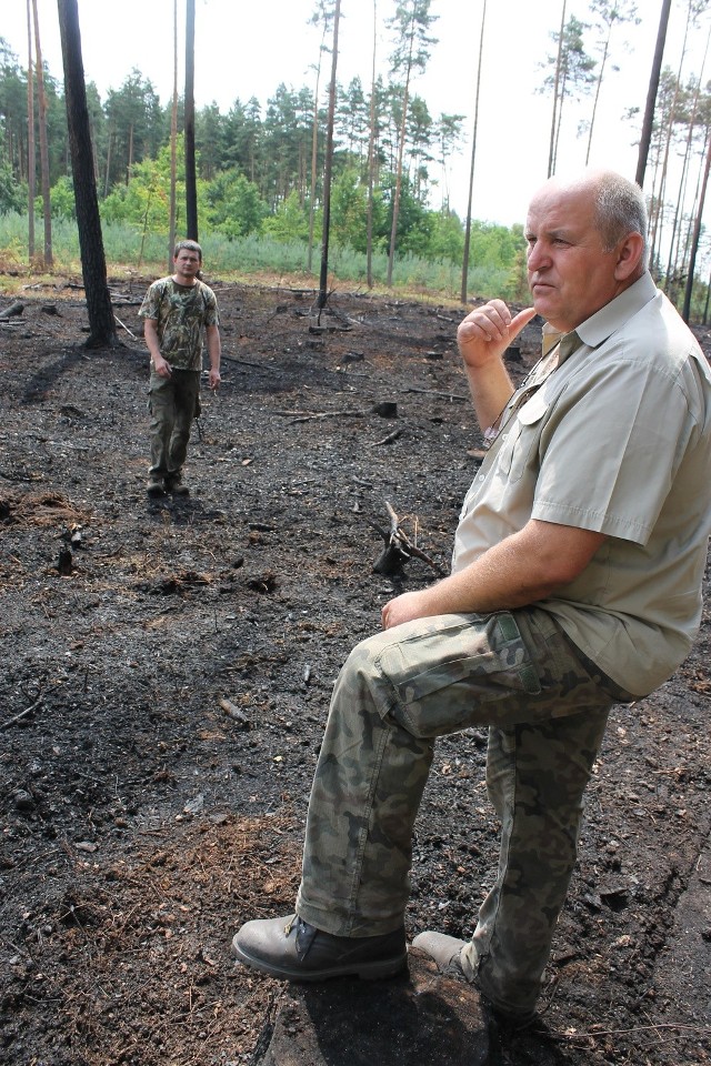 Leśniczy Andrzej Źrałko i podleśniczy Kazimierz Gągola doglądali całą środę  pogorzeliska pod Roszkowicami.