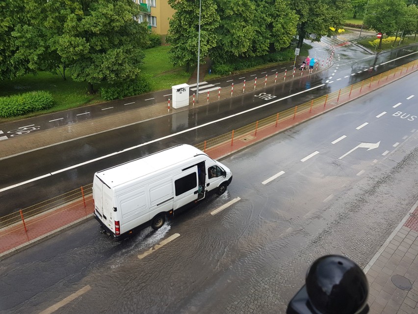 Zalany Białystok. 20.06.2017. Utrudnienia w ruchu. Nieprzejezdne są niektóre ulice [ZDJĘCIA, WIDEO]