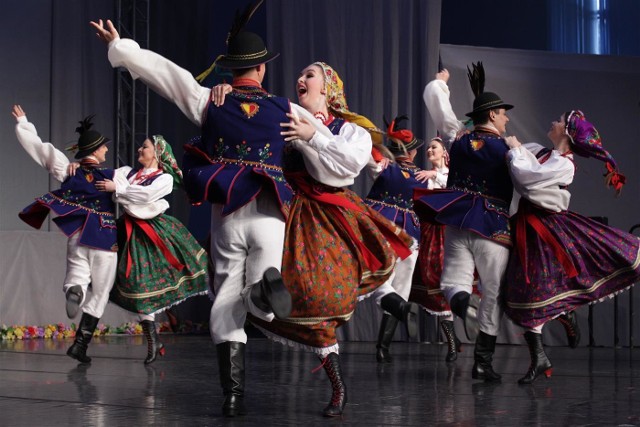 Państwowy Zespół Ludowy Pieśni i Tańca Mazowsze występował w 50 krajach świata, a propagując pieśni i tańce narodowe zyskał miano Ambasadora Polskiej Kultury.