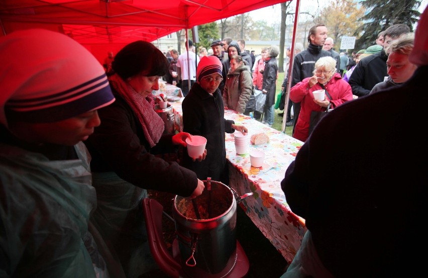 Tłumy łodzian przyszły na darmowy bigos pod łódzką katedrą [ZDJĘCIA]