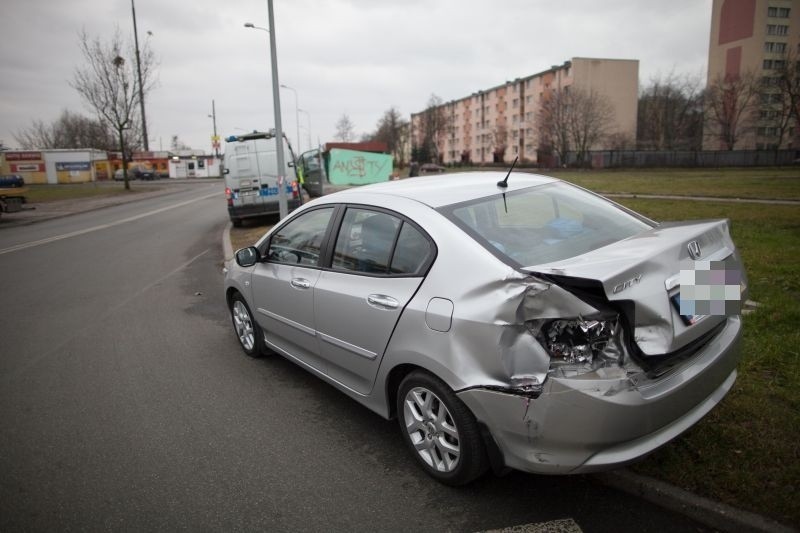 Wypadek na Gojawiczyńskiej. Honda uderzyła w tramwaj [zdjęcia]