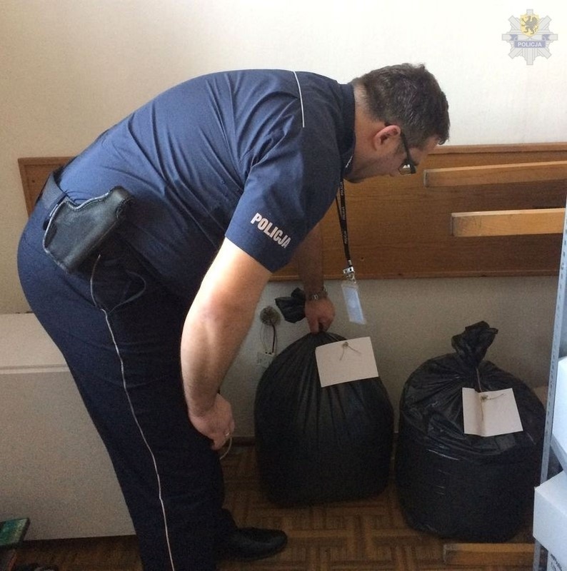 Policjanci z Malborka znaleźli 100 kg tytoniu z przemytu