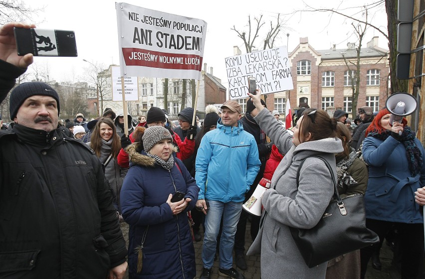 Kilkadziesiąt osób protestowało w obronie lekarzy, którzy...