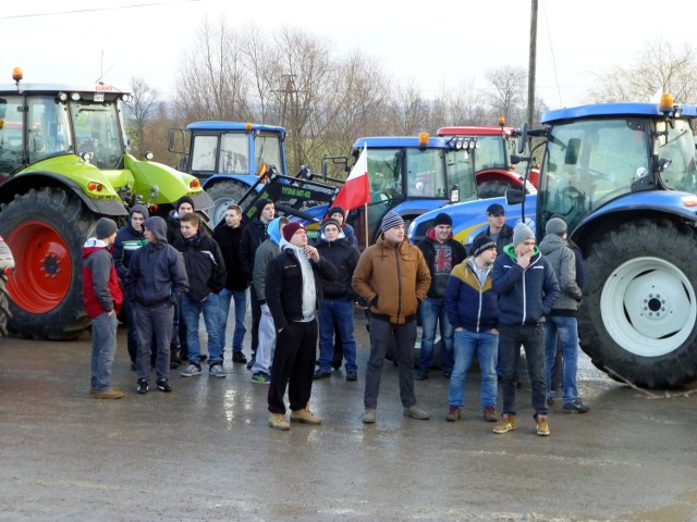 Protest rolników w Żninie cz. 119 stycznia w Przysieku odbyło się spotkanie przedstawicieli organizacji rolniczych, związków zawodowych i grup producentów.http://get.x-link.pl/cf9661e4-c1a7-7338-12dd-328954f2eb7f,0ae1f881-affc-6270-208d-935caefb91d1,embed.html
