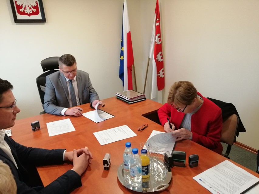 Podpisanie umowy na budowę sieci kanalizacyjnej w Brzegach w...