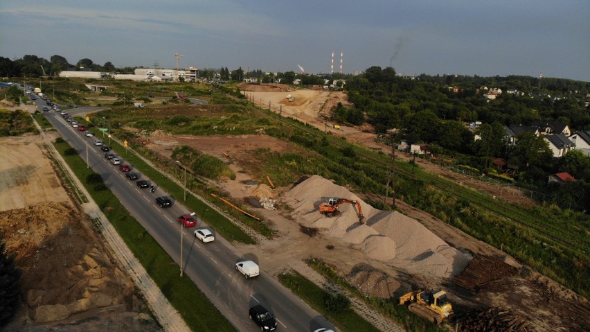 Kraków. Teren wokół ul. Kocmyrzowskiej zamienił się w ogromny plac budowy. Powstaje węzeł drogowy i nowe torowisko 