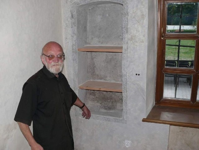 Janusz Koralewski pokazuje jedno z odkryć. W celach istniały takie jak ta szafki, które pełniły między innymi funkcję lodówki.