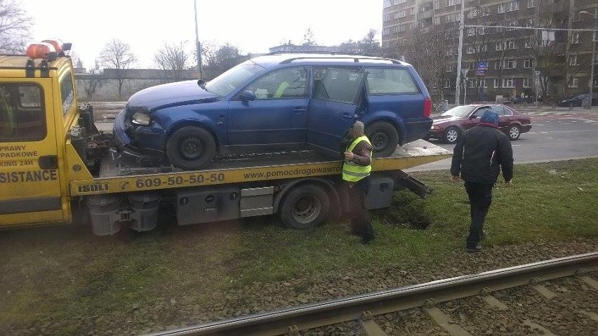 Wypadek na Legnickiej. Korki i utrudnienia, dziecko w szpitalu [FOTO]