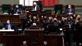 Awantura o aborcję w Sejmie. Posłanki Lewicy zablokowały mównicę. Kaczyński otoczony. Protestują: "Legalna aborcja" oraz "To jest wojna"